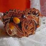 Pulsera brazalete Lady in Orange Haute-Couture bordada con cristales de Swarovski y cuentas de rocalla Miyuki.